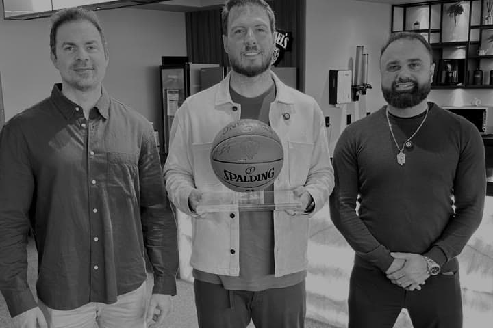 A entrega de uma bola de basquete autografada, na sede do cliente