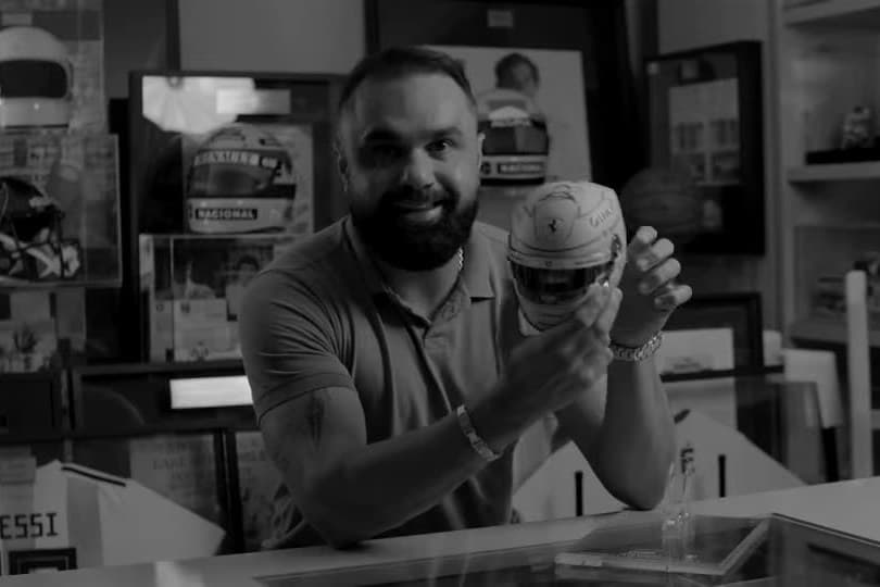 O fundador com um capacete de Fórmula 1 nas mãos, no acervo